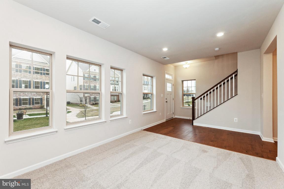 9326 Barnes Loop Manassas, VA 20110 - Photo 6 of 35