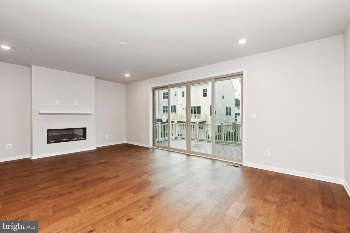 9326 Barnes Loop Manassas, VA 20110 - Photo 8 of 35