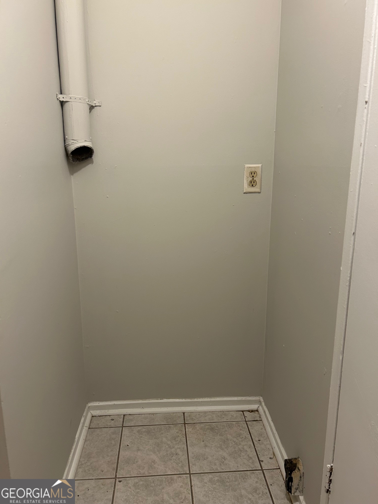 1292 Crystal Lake Road Atlanta, GA 30349 - Photo 10 of 11 a view of a room