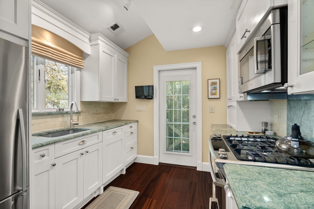 39 Hickory Cliff Road Newton, MA 02464 - Photo 8 of 28 Gallery Image 8