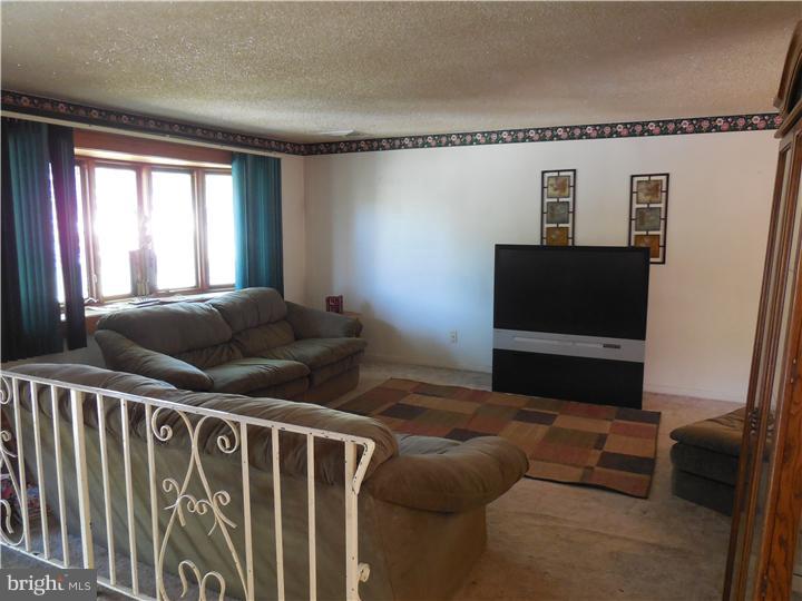 2419 Weir Road Aston, PA 19014 - Photo 3 of 25 Living Room