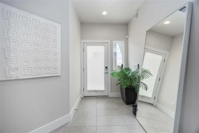 a view of entryway with livingroom