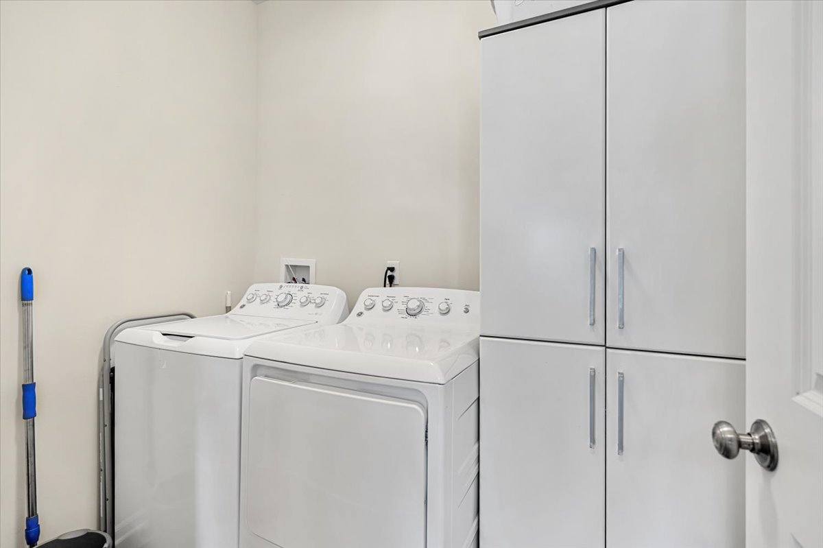 2220 Tyler Trail McHenry, IL 60051 - Photo 15 of 24 a utility room with dryer and washer