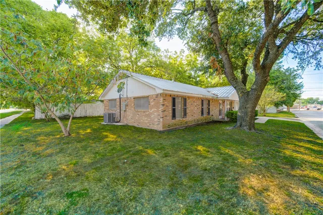 a view of a house with backyard and garden