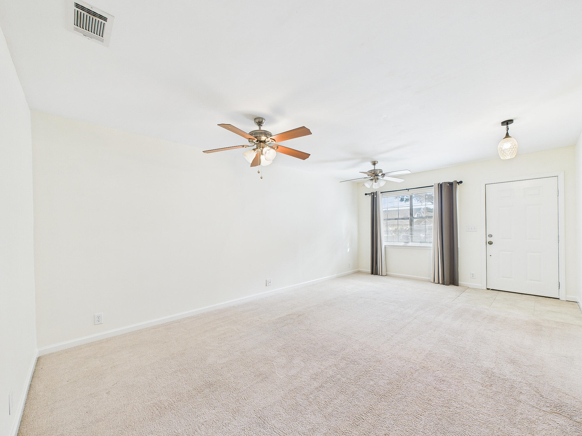 129 Poquito Road Shalimar, FL 32579 - Photo 11 of 34 Living Room