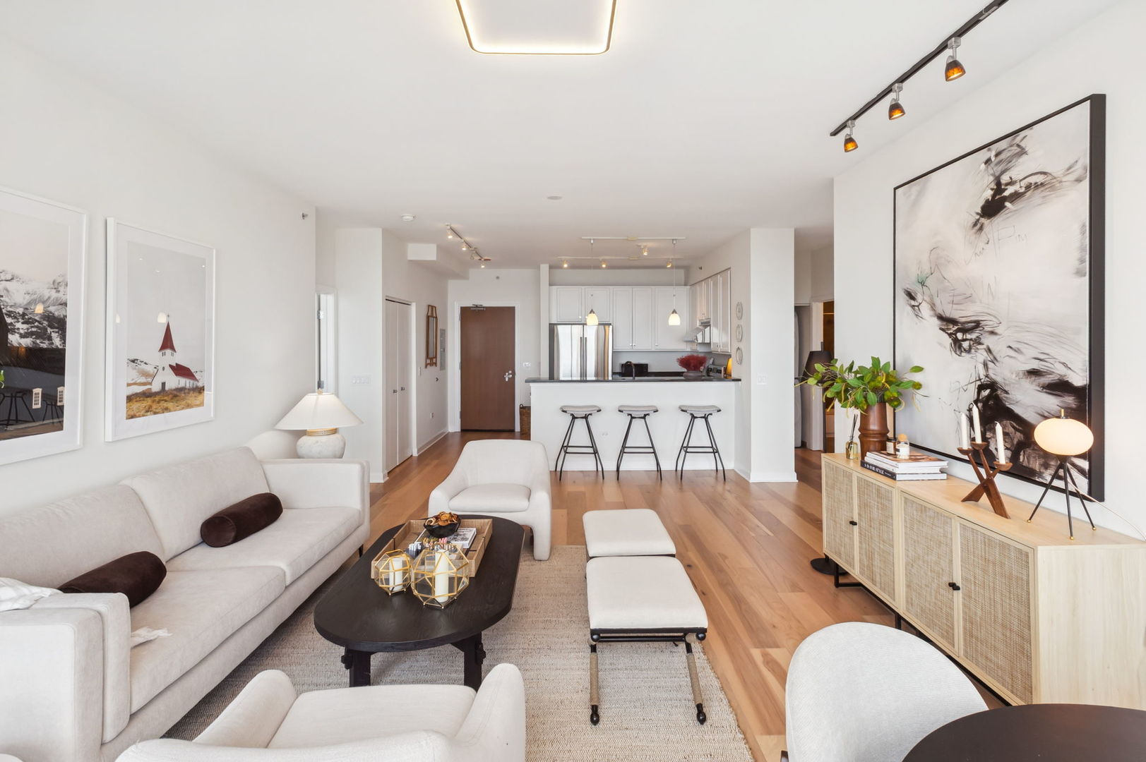 1901 South Calumet Avenue, Unit 1803 Chicago, IL 60616 - Photo 5 of 20 a living room with furniture and wooden floor