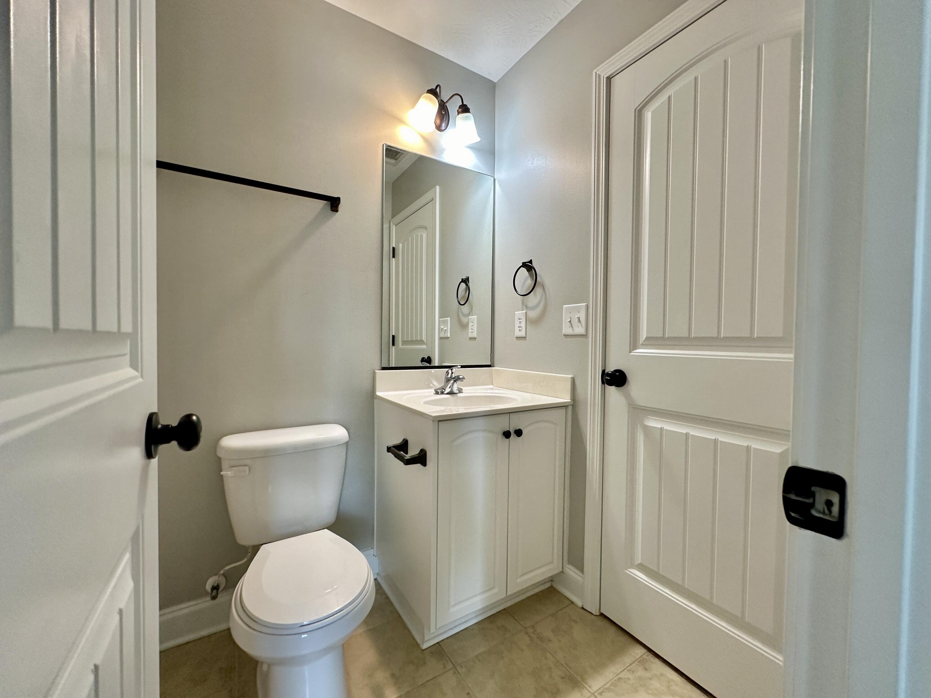 139 Winnipeg Road North Augusta, SC 29841 - Photo 14 of 22 Guest bathroom