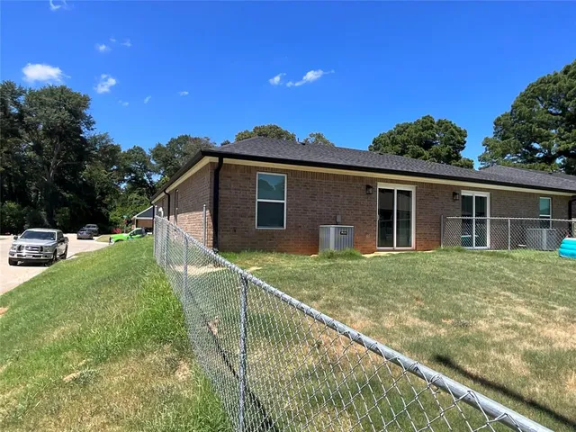 a view of a house with backyard