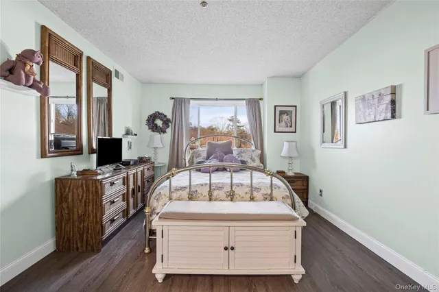 $389,000 | 52 Briar Hill Court, Middle Island, NY 11953