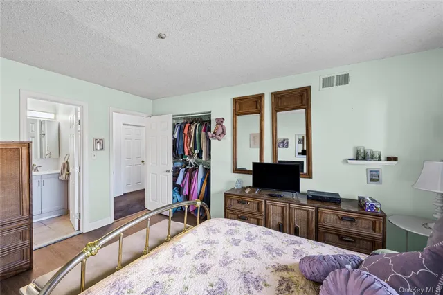 $389,000 | 52 Briar Hill Court, Middle Island, NY 11953