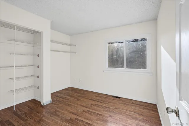 $389,000 | 52 Briar Hill Court, Middle Island, NY 11953