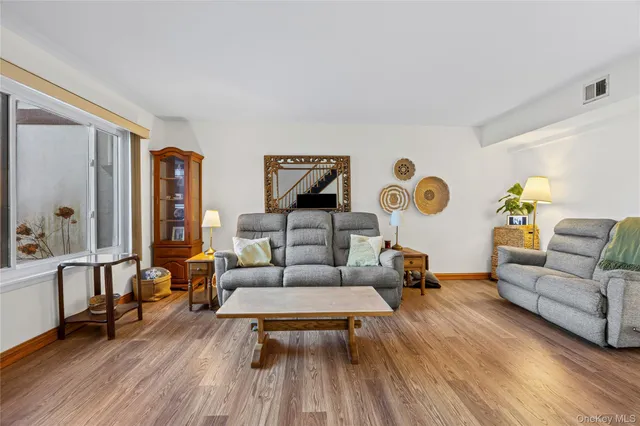 $389,000 | 52 Briar Hill Court, Middle Island, NY 11953