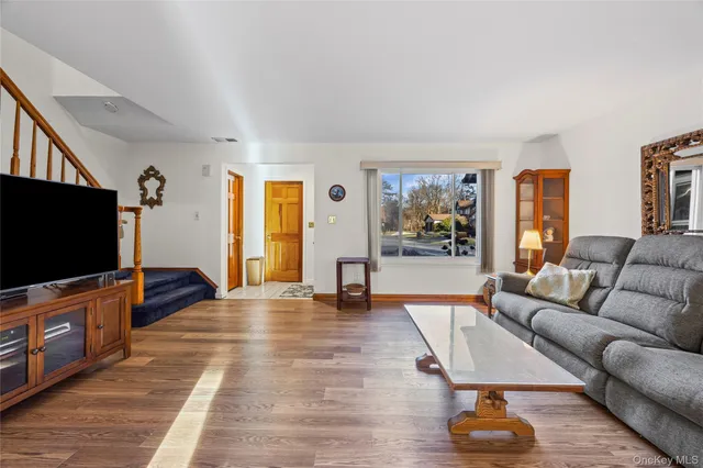 $389,000 | 52 Briar Hill Court, Middle Island, NY 11953