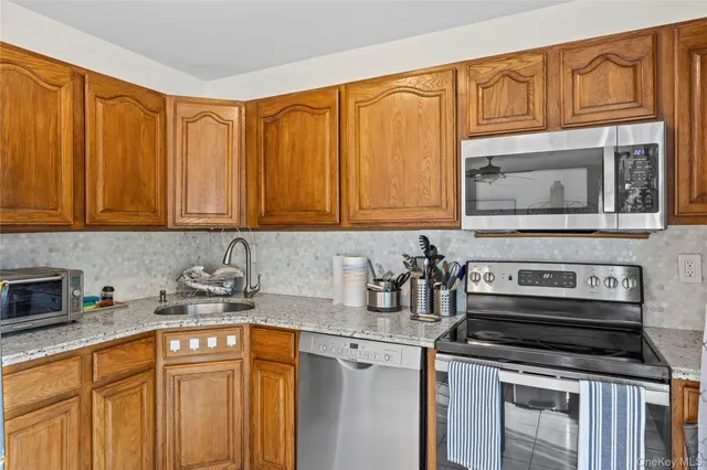 $389,000 | 52 Briar Hill Court, Middle Island, NY 11953