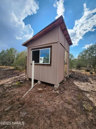 a view of a house with backyard