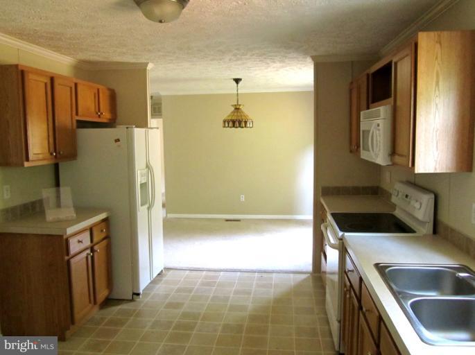 33 Pullens Bluff Road Washington, VA 22747 - Photo 3 of 10 Kitchen towards dining room
