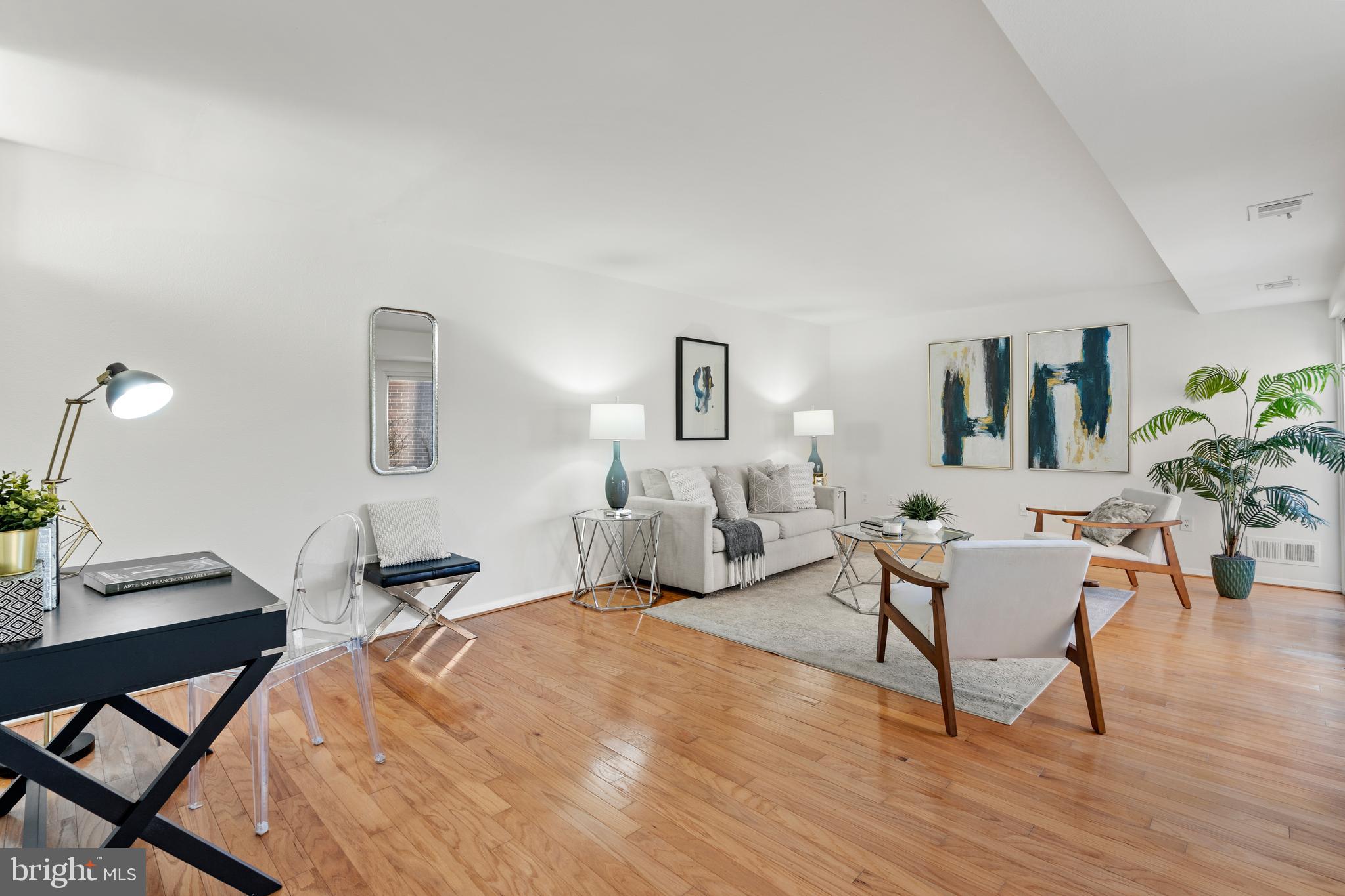 11458 Links Drive Reston, VA 20190 - Photo 7 of 39 Living Room