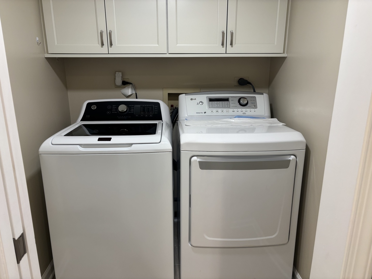 2000 Chestnut Avenue, Unit 407 Glenview, IL 60025 - Photo 15 of 25 a utility room with dryer and washer
