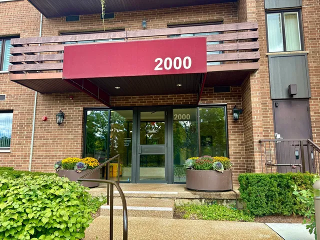 $425,000 | 2000 Chestnut Avenue, Unit 407, Glenview, IL 60025