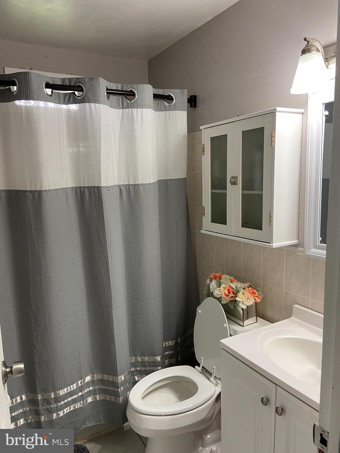 17 Border Rock Road Levittown, PA 19057 - Photo 4 of 13 !st floor bath