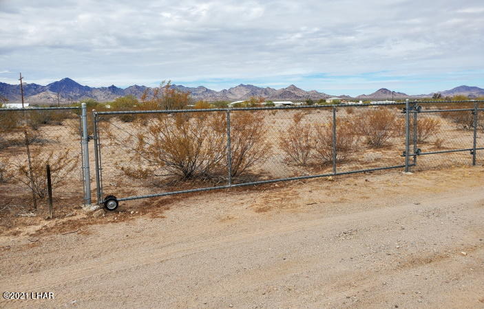 48719 Desert Avenue Quartzsite, AZ 85346 - Photo 3 of 5 one_of_three_gates_on_wheels