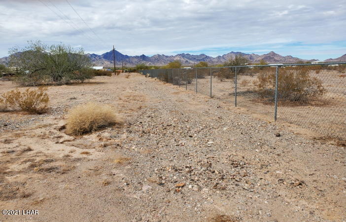 48719 Desert Avenue Quartzsite, AZ 85346 - Photo 4 of 5 south_end_easement