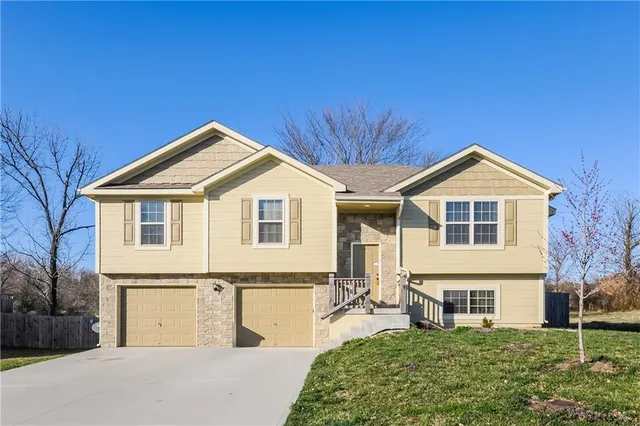 $2,425 | 622 Autumn Drive, Belton, MO 64012
