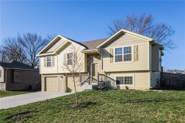 $2,425 | 622 Autumn Drive, Belton, MO 64012