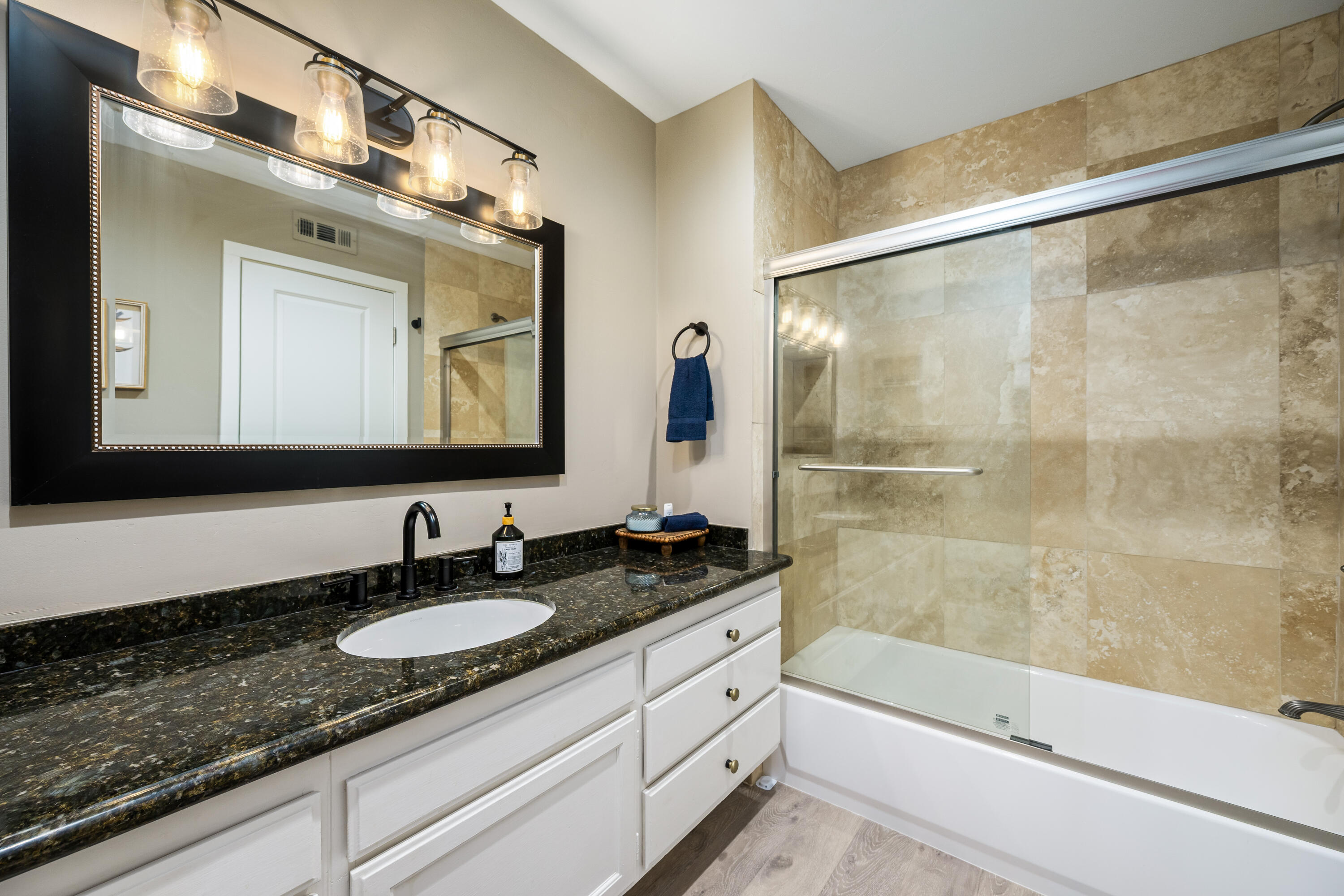 146 Las Lomas Palm Desert, CA 92260 - Photo 21 of 29 ll28