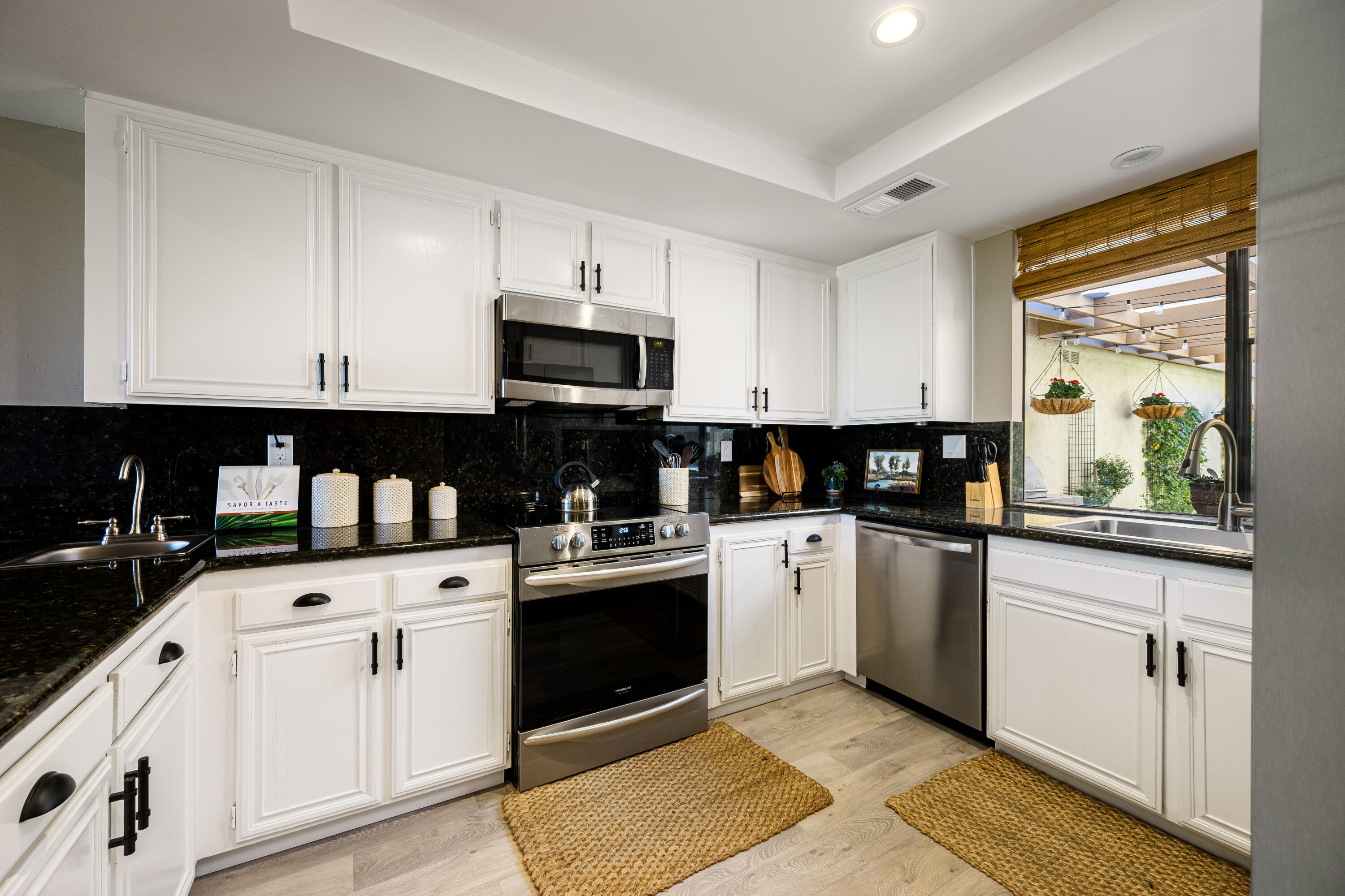 146 Las Lomas Palm Desert, CA 92260 - Photo 10 of 29 ll17