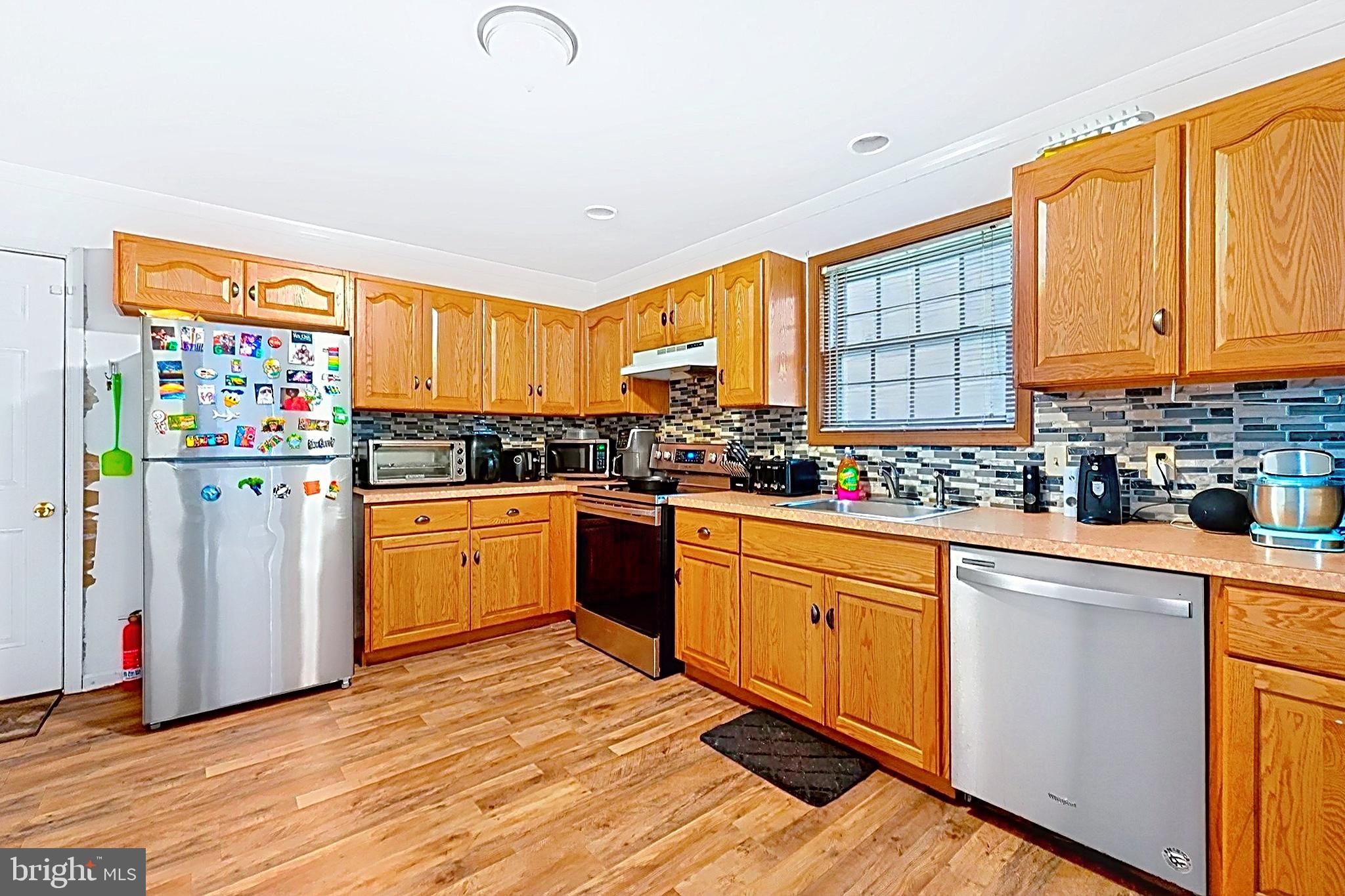 4341 Pine Ridge Drive East Bushkill, PA 18324 - Photo 6 of 19 Warm and inviting kitchen space.