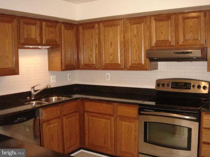 7586 Aspenpark Road Lorton, VA 22079 - Photo 4 of 10 Kitchen
