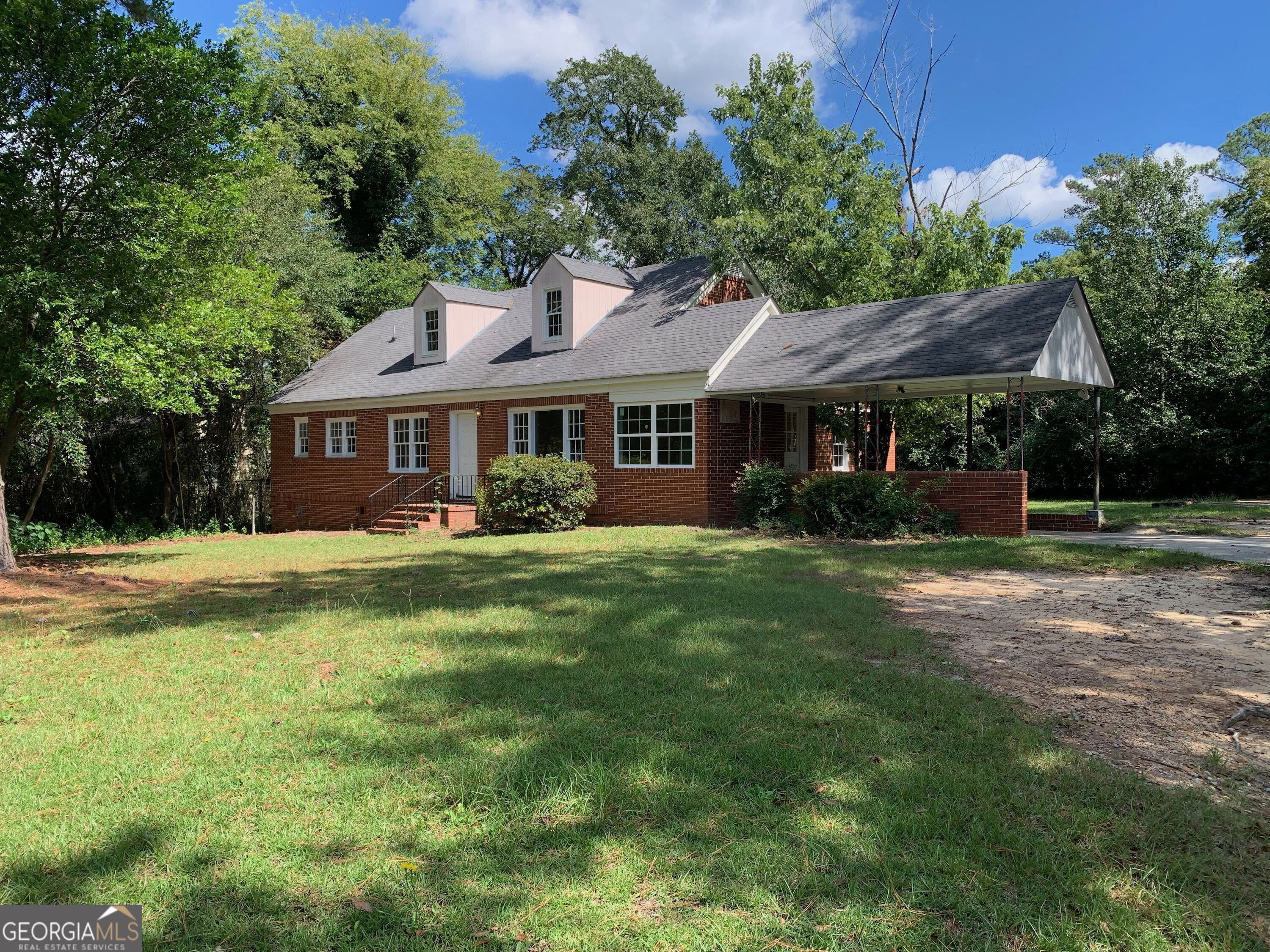 3980 Marse Allen Road Macon, GA 31206 - Photo 1 of 1 a front view of a house with a garden