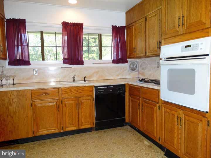 2 Harp Road Levittown, PA 19056 - Photo 3 of 17 Gallery Image 3