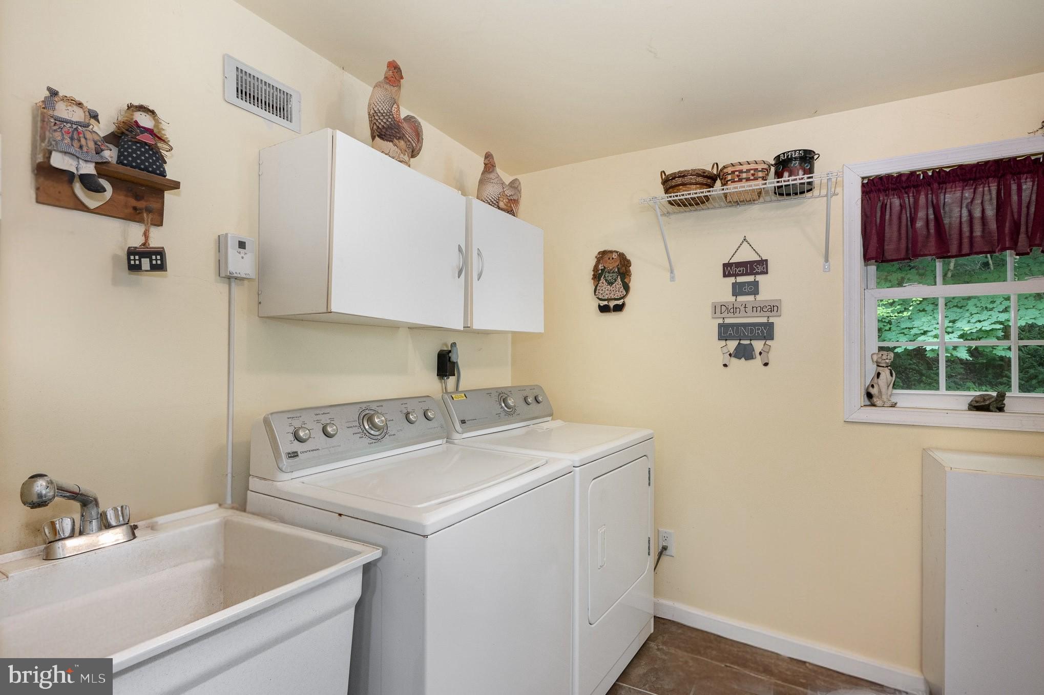 417 Ray Mar Road Oxford, PA 19363 - Photo 25 of 34 a utility room with sink dryer and washer