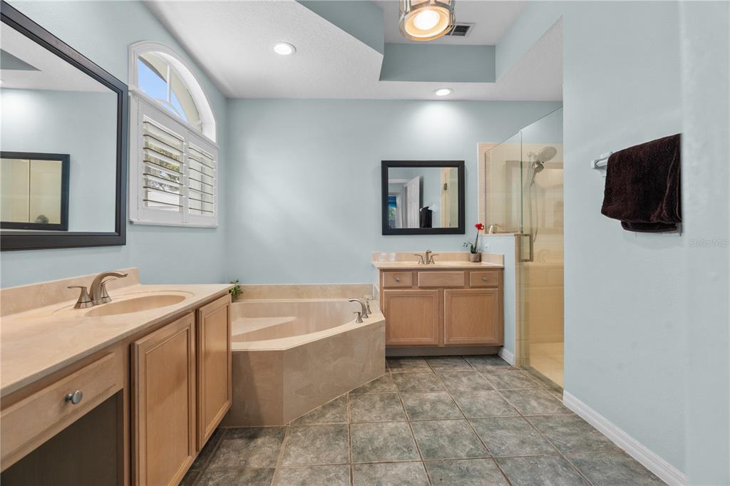 14624 Kitlanselt Way Orlando, FL 32828 - Photo 25 of 42 a bathroom with a sink a tub and mirror