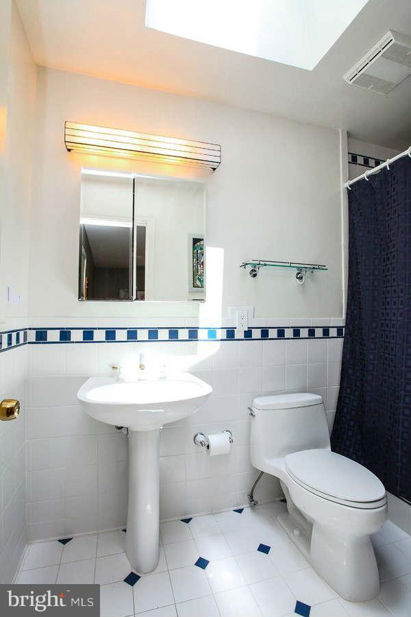 3706 North Glebe Road Arlington, VA 22207 - Photo 19 of 24 Bath