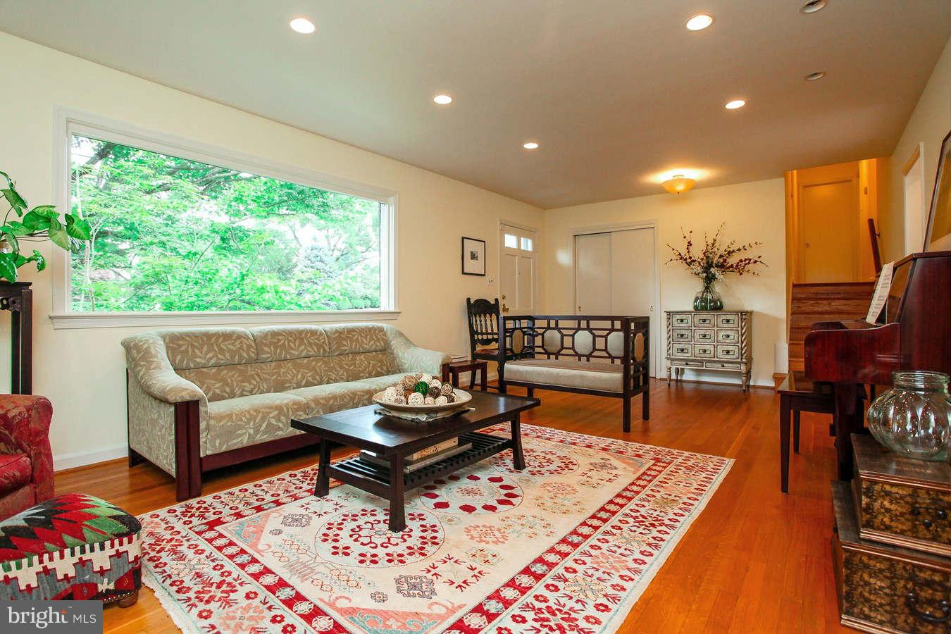 3706 North Glebe Road Arlington, VA 22207 - Photo 3 of 24 Living Room