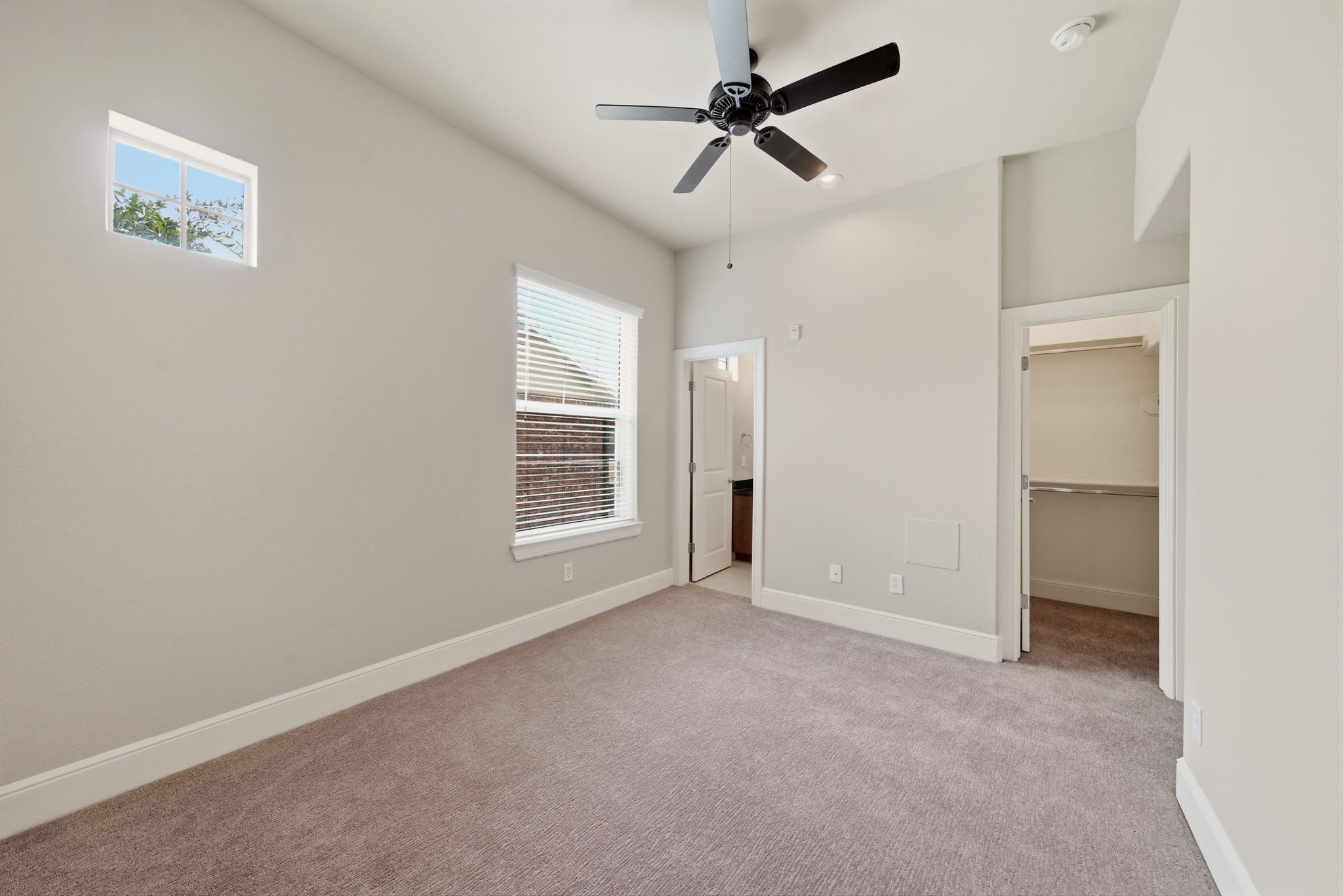 2110 Shearn Street, Unit 16 Houston, TX 77007 - Photo 20 of 37 2nd floor guest bedroom. Also has walk-in closet and en-suite bathroom. Neutral colored carpet installed in 2024