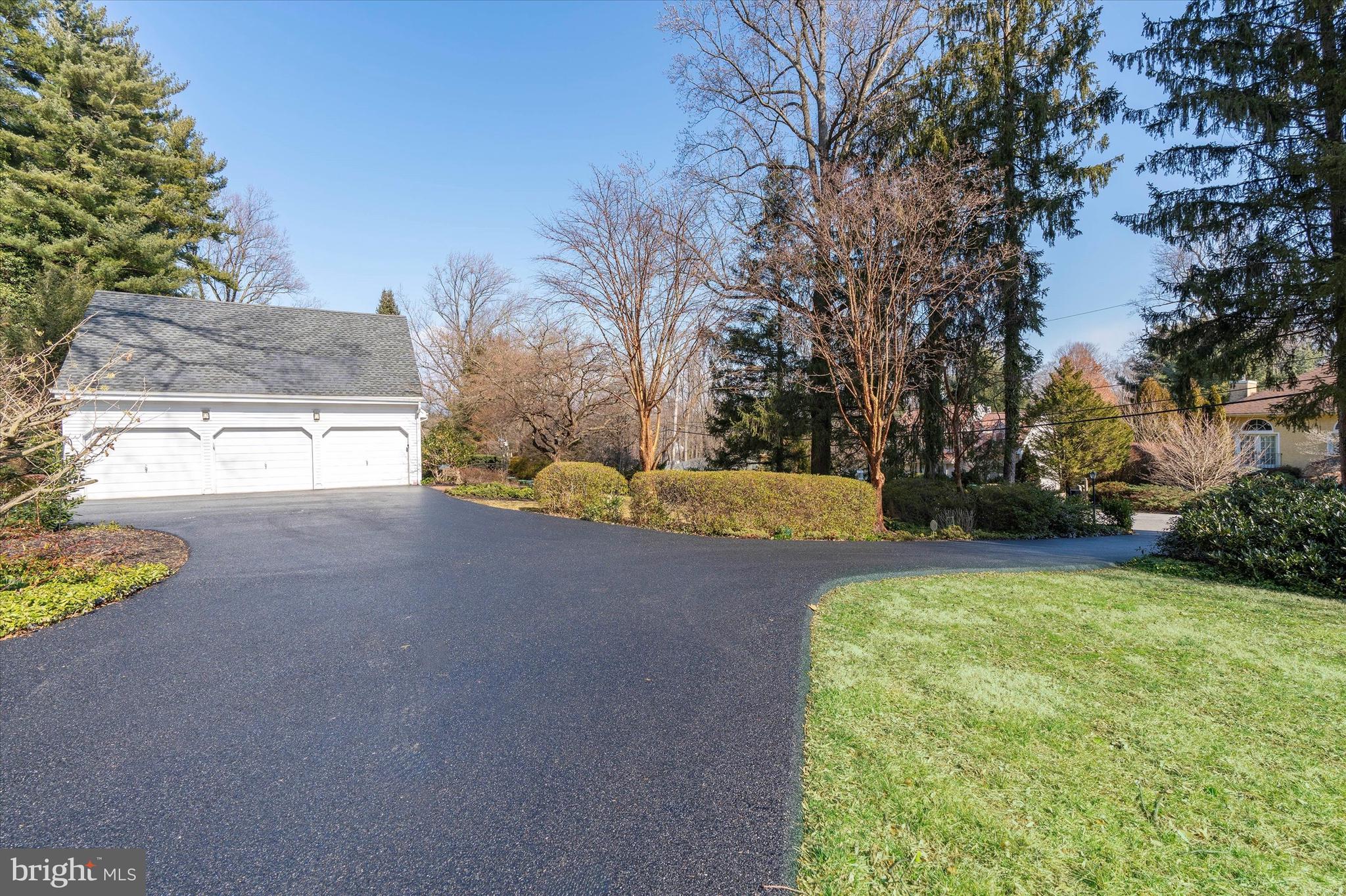 600 Cheltenham Road Wilmington, DE 19808 - Photo 27 of 33 3-car garage with expanded driveway