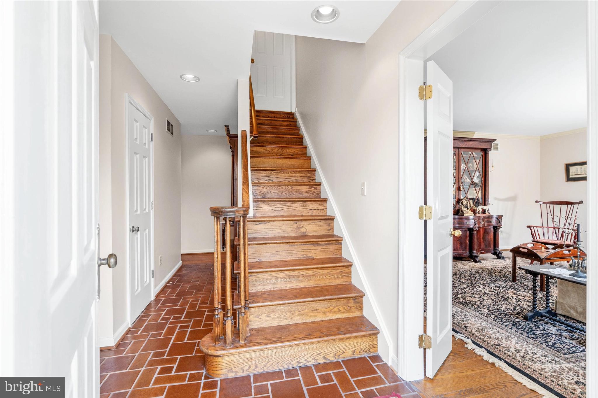 600 Cheltenham Road Wilmington, DE 19808 - Photo 3 of 33 Foyer with oak staircase