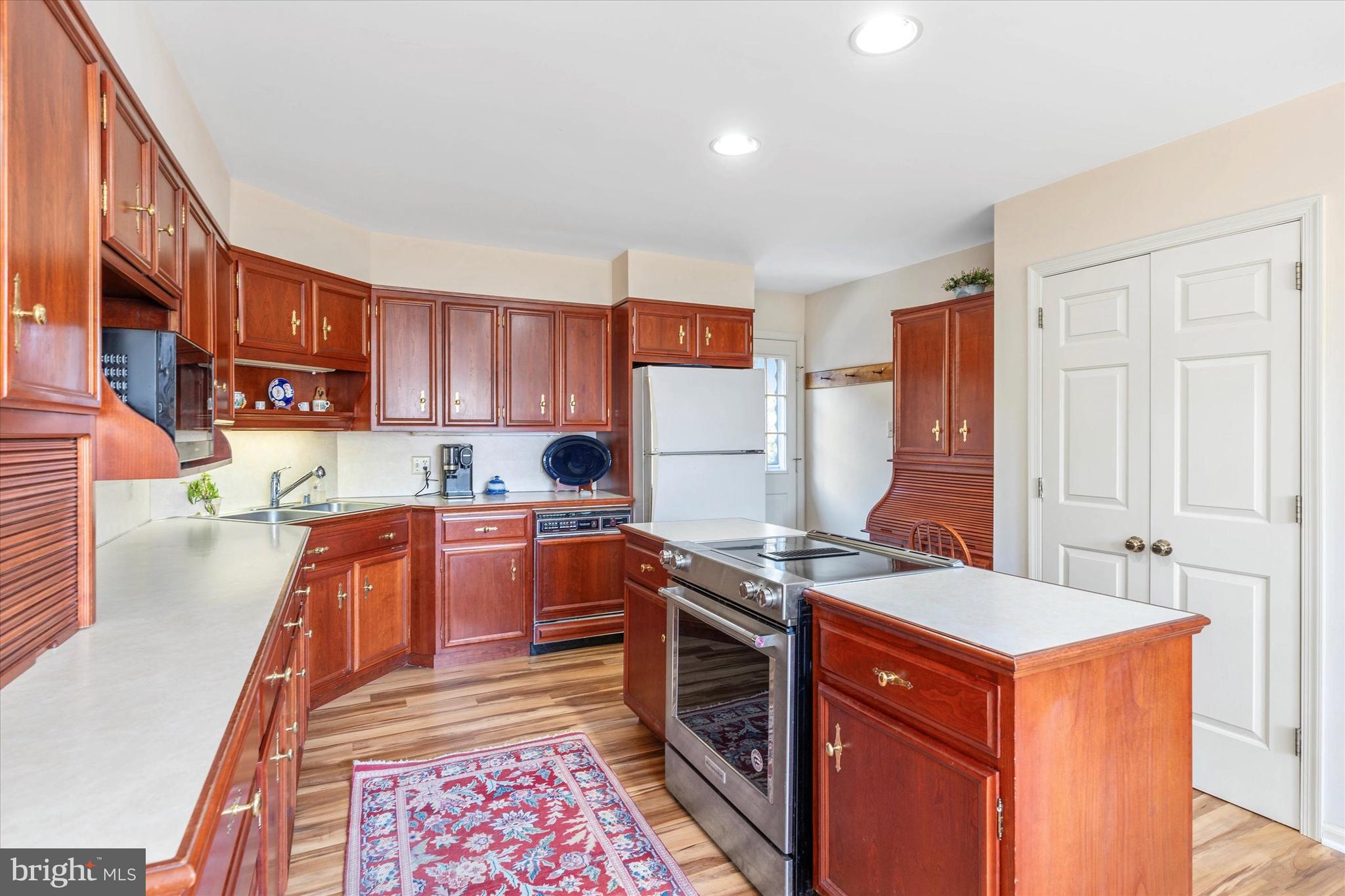 600 Cheltenham Road Wilmington, DE 19808 - Photo 6 of 33 Kitchen with center island & pantry