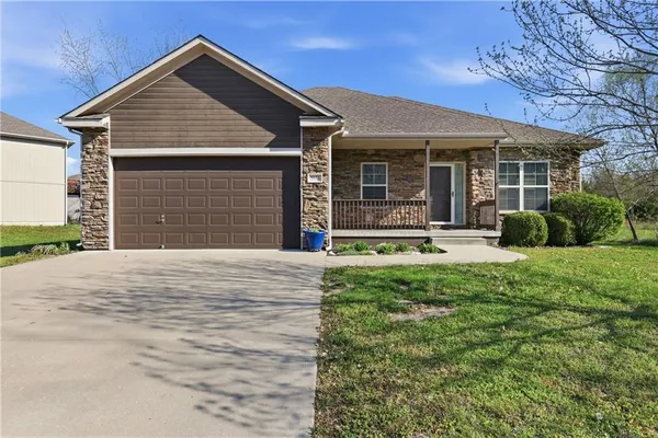 $350,000 | 1611 Northwest Nicholas Drive, Grain Valley, MO 64029