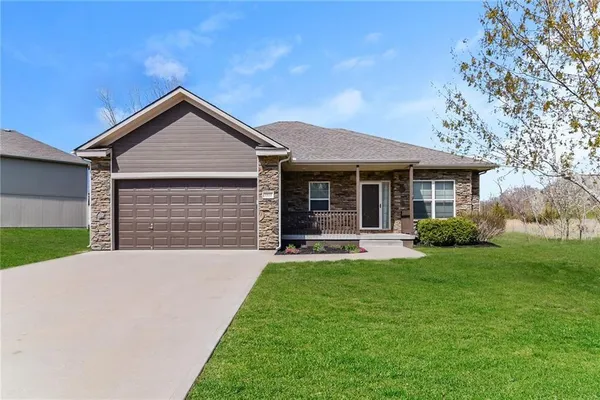 $350,000 | 1611 Northwest Nicholas Drive, Grain Valley, MO 64029