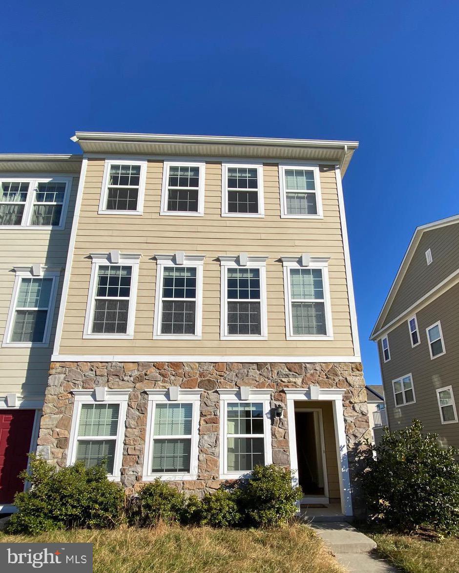 44153 Seawolve Square Chantilly, VA 20152 - Photo 2 of 52 4 Bedrooms and 3.5 Bathrooms