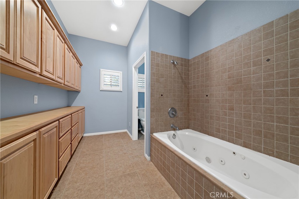 32858 Alderbrook Road Wildomar, CA 92595 - Photo 25 of 56 a bathroom with a bathtub and a sink