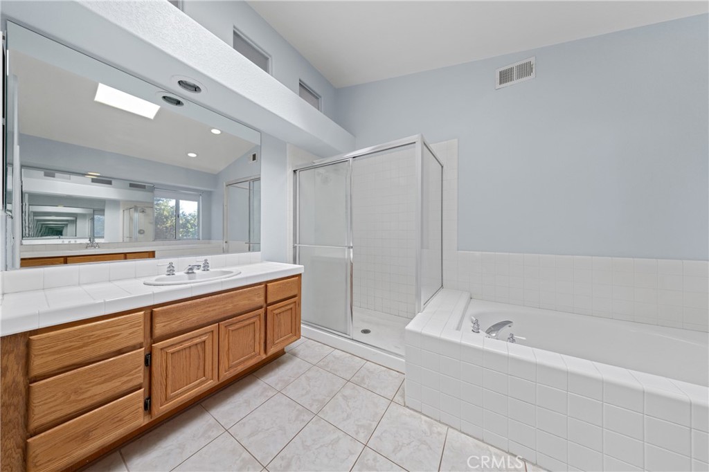 32858 Alderbrook Road Wildomar, CA 92595 - Photo 29 of 56 a bathroom with a bathtub and a sink