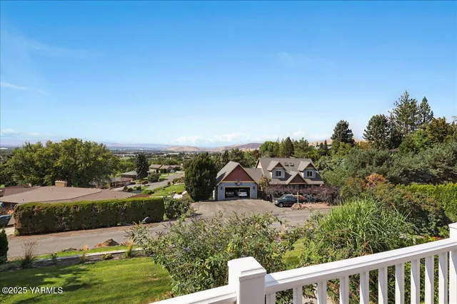 a view of entryway with outdoor area