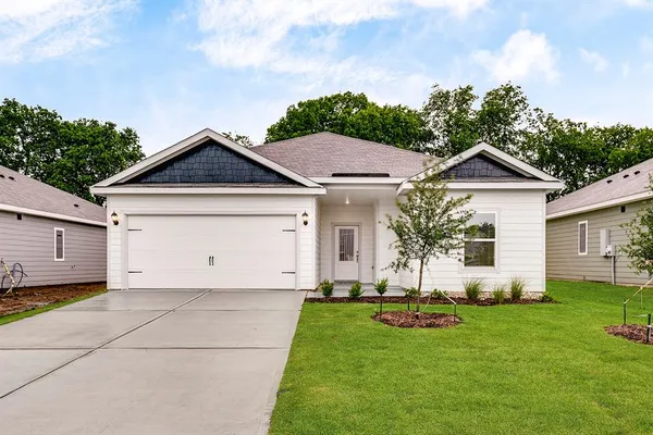 a view of a house with backyard and garden