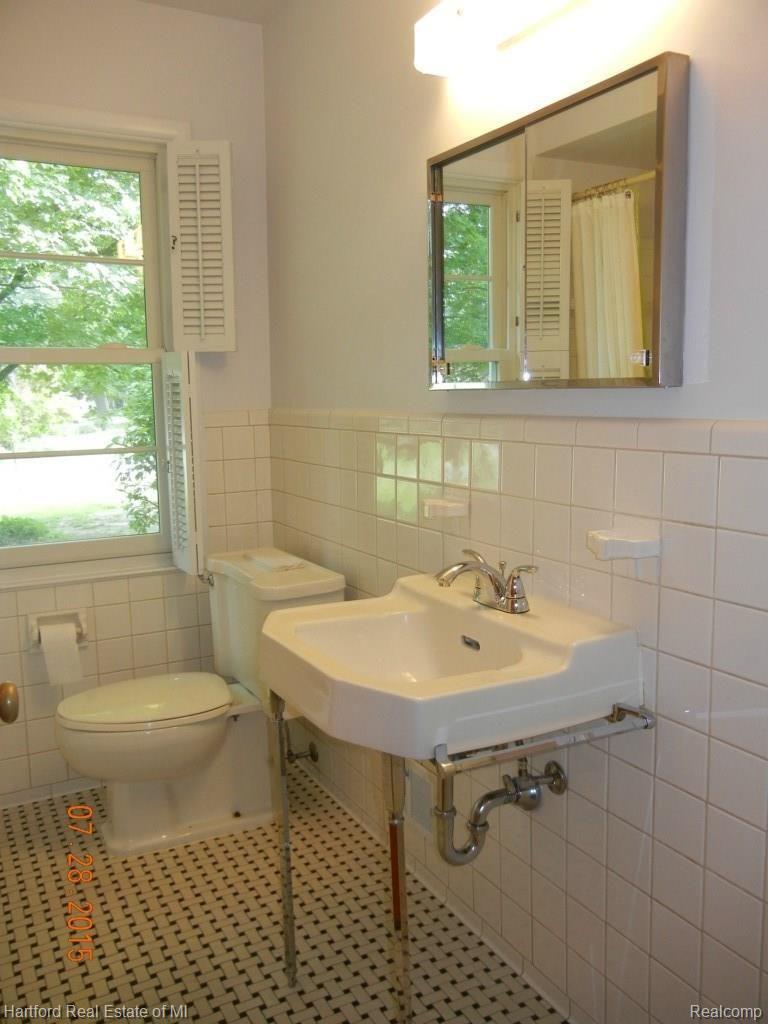 30420 Springview Street Farmington, MI 48334 - Photo 16 of 31 Main bathroom